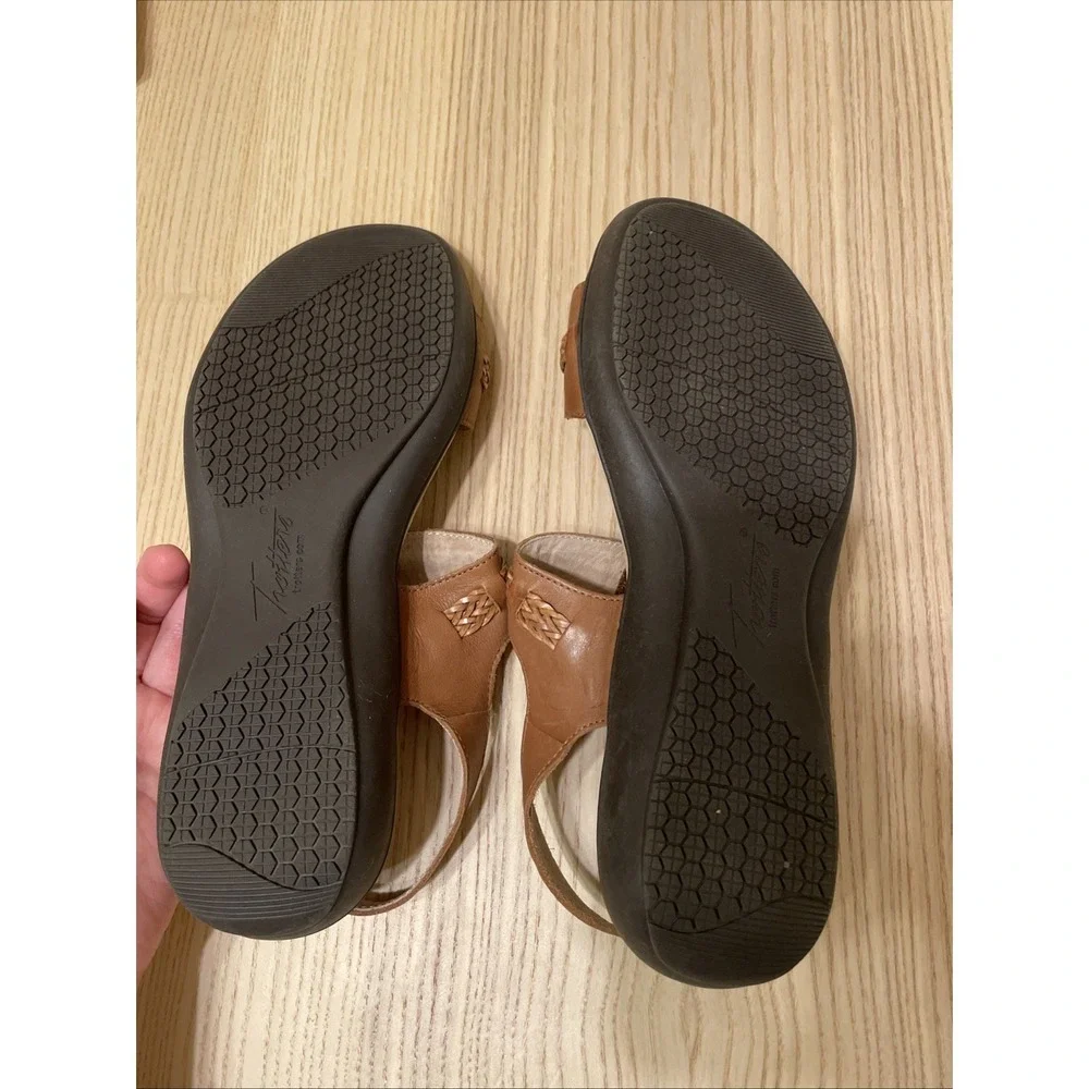 Trotters Romi Woven sandals in luggage leather‎ Size 10